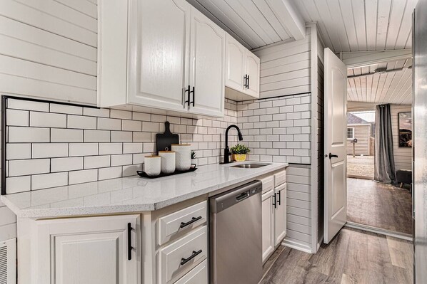 Fridge, microwave, oven, stovetop - Shores-Pickleball Ct | Hot Tub (Shared) | 2.5 Acres | Dog OK | Fire Pit (South Haven)