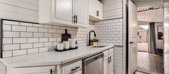 Shores-Pickleball Ct | Hot Tub (Shared) | 2.5 Acres | Dog OK | Fire Pit