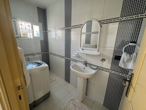 Douche, serviettes fournies, shampoing
