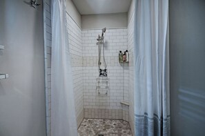 Secadora de cabello, toallas, jabón, shampoo 
