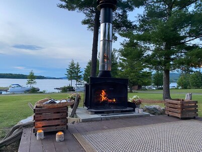 Cozy Lakeside Duplex Cabin on Moosehead, 10-min walk to Downtown Greenville 