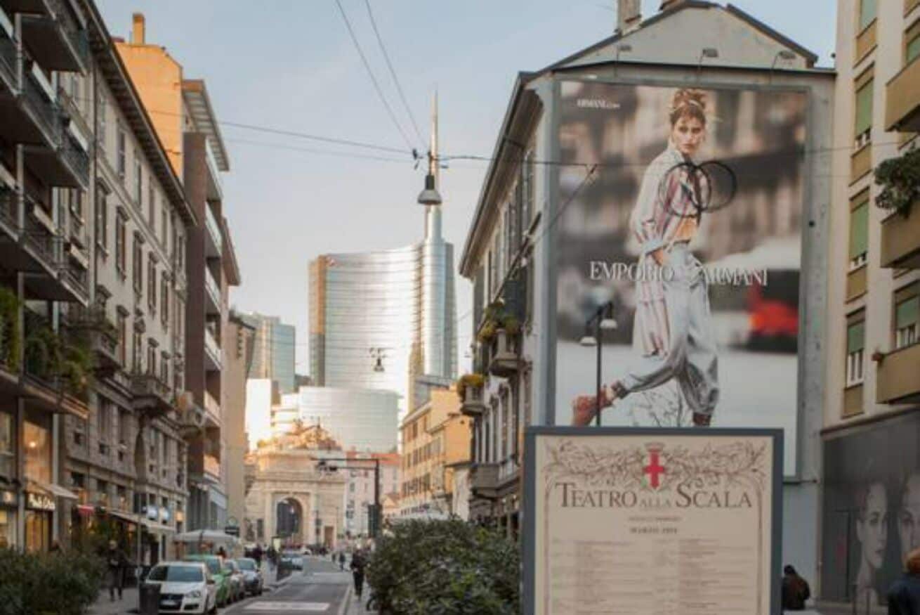 Una vista di strada con un grande cartellone pubblicitario di Emporio Armani.