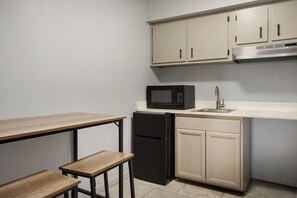 Kitchenette Queen/Queen Suite | Private kitchen - Home Inn & Suites Orlando-Apopka (Apopka)