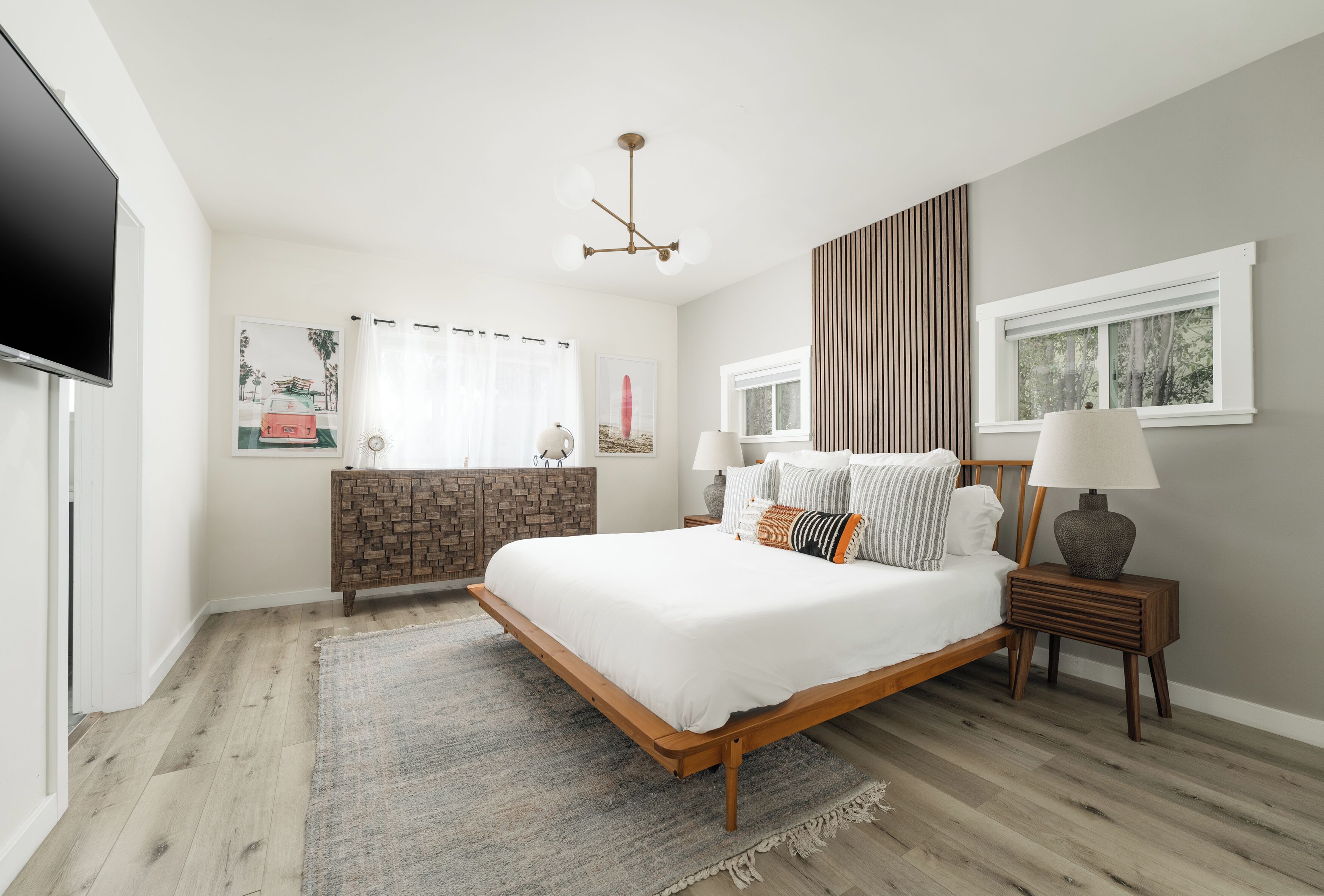 4 habitaciones, escritorio y tabla de planchar con plancha 