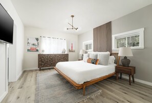 4 makuuhuonetta, työpöytä, silitysrauta/-lauta, vauvan matkasänky