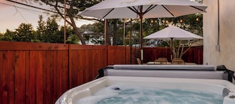 Large Beach House w/ Sauna, Hot Tub - Pet Friendly, Walk to Ocean