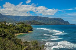 Playa en los alrededores, camastros y toallas de playa 