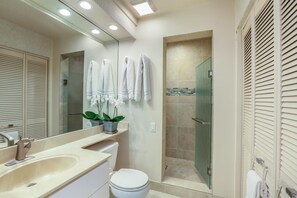 تجهيزات دش، مجففات شعر، مناشف، صابون