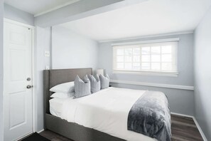 1 bedroom, desk, iron/ironing board, WiFi