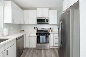 冷蔵庫、電子レンジ、オーブン、コンロ