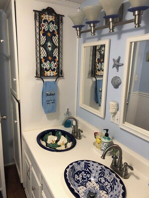 Dusche, Haartrockner, Handtücher, Toilettenpapier