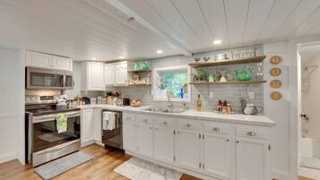Fridge, microwave, stovetop, dishwasher