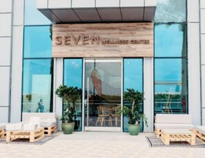 المنطقة المحيطة بالمنشأة