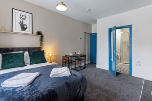 1 habitación, escritorio, tabla de planchar con plancha y cuna de viaje