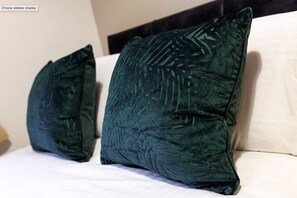 1 habitación, escritorio, tabla de planchar con plancha y cuna de viaje