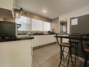 Fridge, oven, stovetop, coffee/tea maker