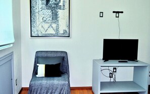 Un rincón ideal para la lectura dentro de la recámara principal. En la TV podrás disfrutar los canales locales en alta definición así como acceso a tus apps de streaming favoritos como Netflix o YouTube. 