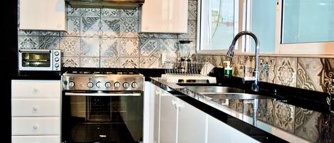 Fridge, oven, stovetop, coffee/tea maker