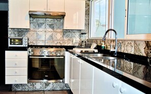 Refrigerador, horno, parrilla de estufa y cafetera y tetera 