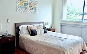 3 habitaciones, escritorio y tabla de planchar con plancha 