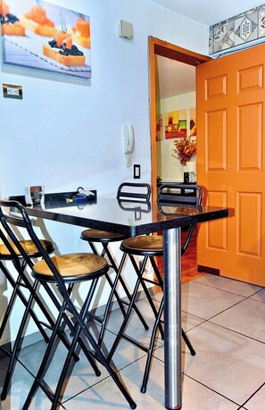 Mesa tipo bar dentro de la cocina. Ideal para un desayuno en familia o para preparar alimentos. 