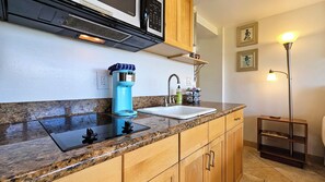 Frigorífico, microondas, placa de cocina y cafetera o tetera