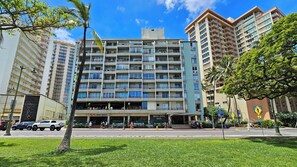 Exterior - 🏝Ocean View Private Balcony Queen Bed Studio at Waikiki Grand Hotel® 608 (Honolulu)