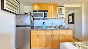 Refrigerador, microondas, placa de cocina, cafetera/tetera