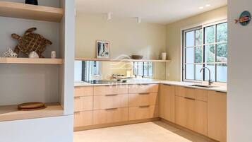 Frigorífico, horno, lavavajillas y tostadora