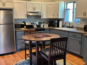 Réfrigérateur, four à micro-ondes, un four, surface de cuisson