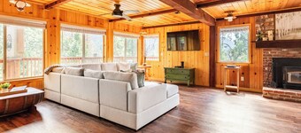 Sequoia Retreat: Spacious Cabin / Hot Tub / Sun Deck