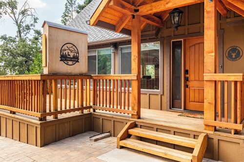 Sequoia Retreat: Spacious Cabin / Hot Tub / Sun Deck