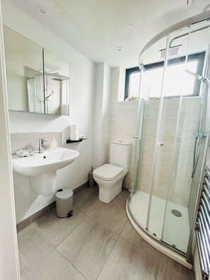 Shower, hair dryer, towels, soap - Monk Bar Gardens - Minster View, St John’s Mews (York)