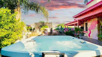 Outdoor spa tub