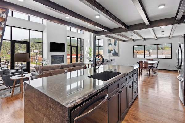 Condo | Dapur peribadi | Peti sejuk/penyejuk beku saiz penuh, ketuhar gelombang mikro, dapur