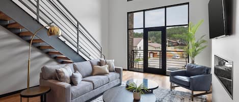 Loft | Woonruimte | Een 55-inch smart-tv met digitale zenders, Netflix en streamingdiensten