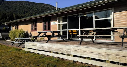 The Crossing Lodge and Backpackers