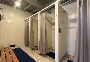 Bathroom shower - The Crossing Lodge and Backpackers (Erua)