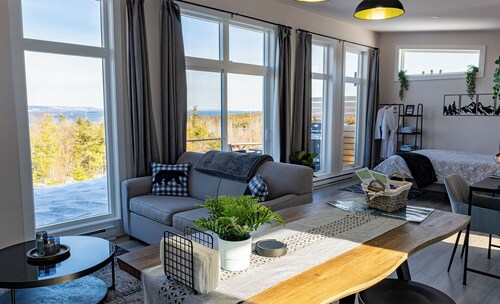 Lake View Cottage With Private Hot Tub - Lazy Bear