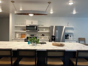 ثلاجة، ميكروويف، فرن، موقد طهي مسطح