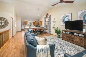 TV - Family Oasis - 4 Bed & 3 Full Bath (Windsor)