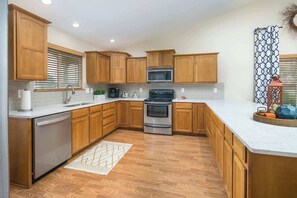 冷蔵庫、電子レンジ、オーブン、コンロ