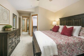 4 bedrooms, iron/ironing board