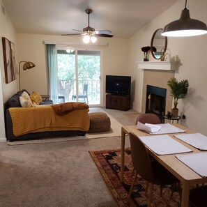 TV - Centrally Located. 2 Queen beds and 2 Full bath with lots of amenities. (Dallas)