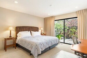 2 quartos, cofres nos quartos, escrivaninha