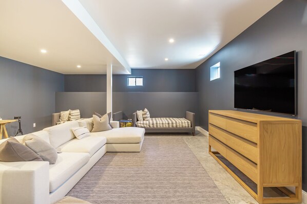 Smart-TV, Kamin, Bücher