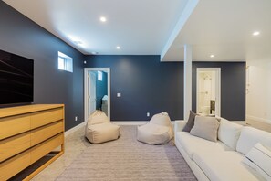 Smart TV, caminetto, libri