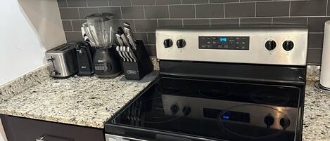 冷蔵庫、電子レンジ、オーブン、コンロ