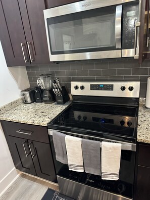 Refrigerador, microondas, horno y parrilla de estufa 