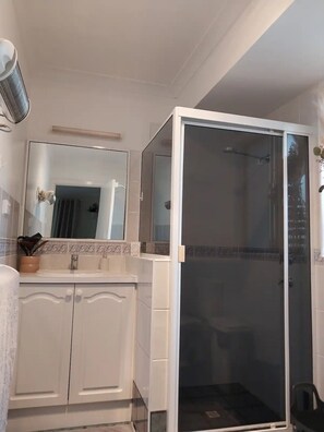 Dusche, Haartrockner, Handtücher, Seife